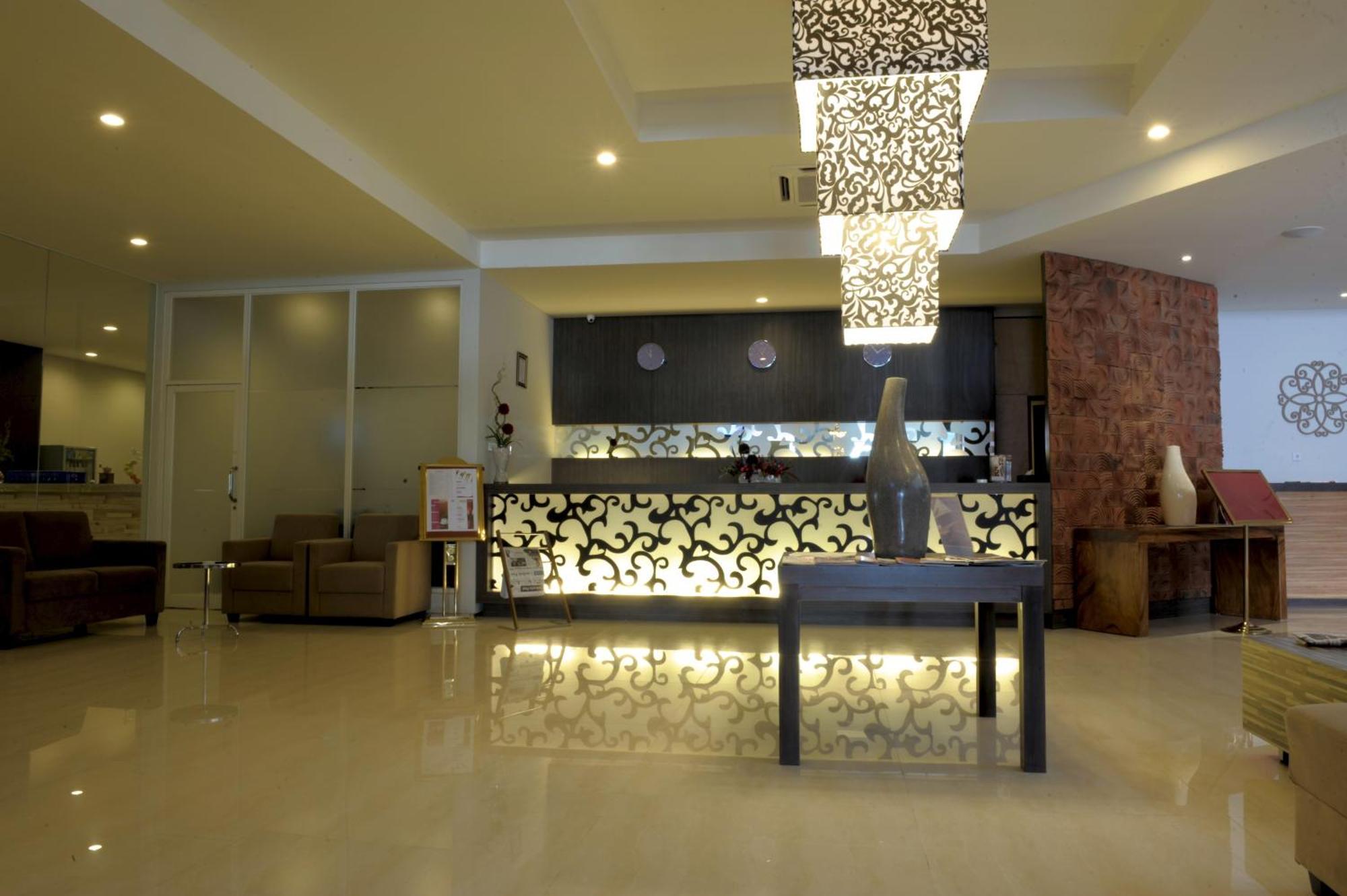 Lombok Plaza Hotel And Convention Матарам Экстерьер фото